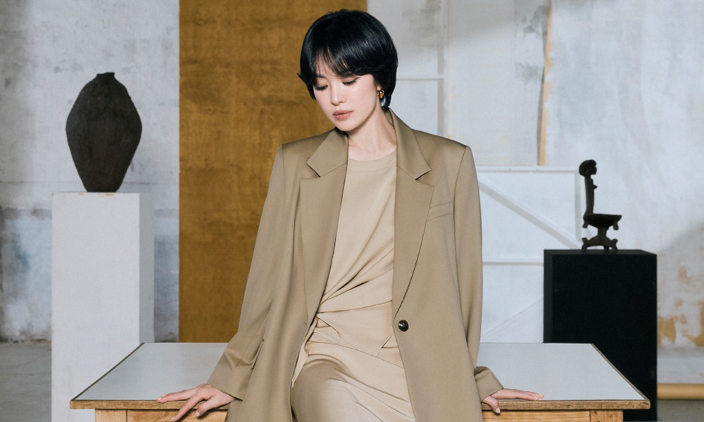 배우 송혜교, 시크한 매력으로 가을 분위기 연출