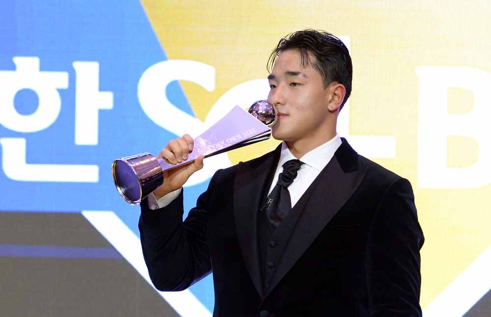 [SW포토]트로피에 키스하는 KT 안현민